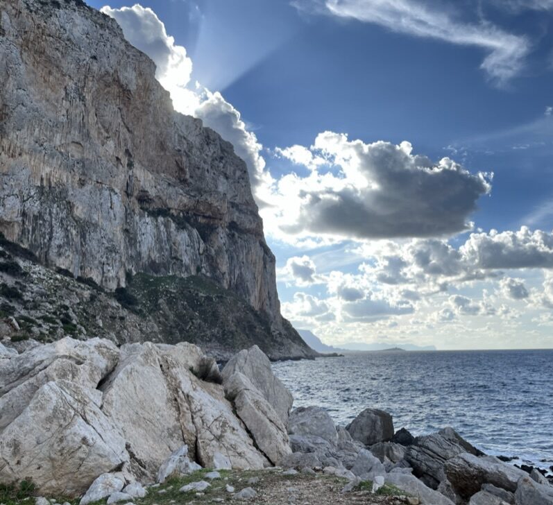 Licht am Horizont vor einem bewegten Meer